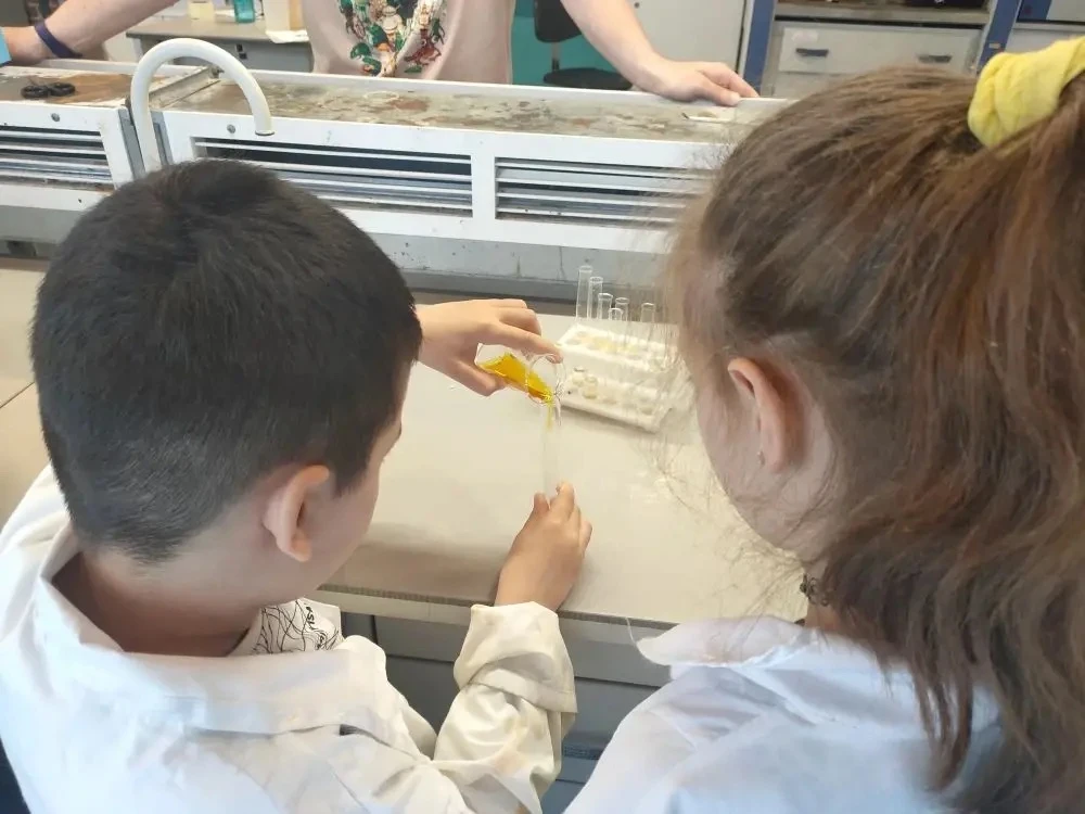 Сегодняшний день 3‑го отряда прошёл под знаком науки! 🔬

В «Изобретарииуме» ребята:
🔹побывали в хи