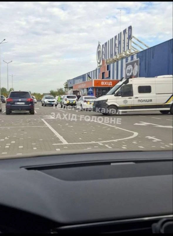⚡️ Мужчина с топором напал на людей в торговом центре «Эпицентр» в Ковеле, — украинские...