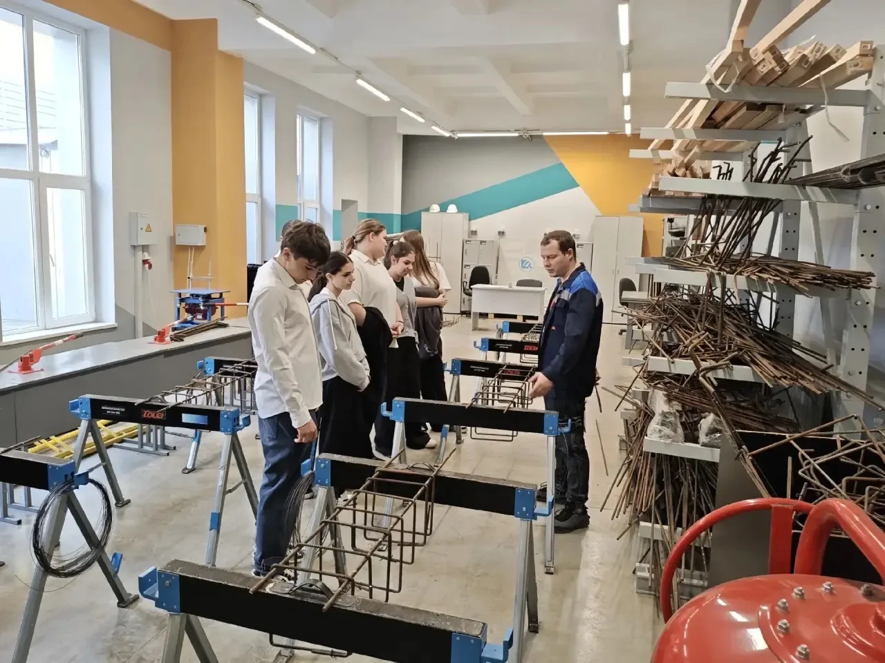 🏗️ 👷‍♂️ Профориентация в действии: 8 «А» в строительном колледже!

Учащиеся  8 «А» класса отправил