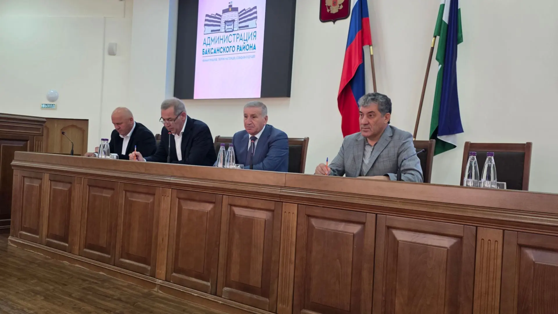 Провёл рабочее совещание с главами сельских поселений Баксанского района по ключевым во...