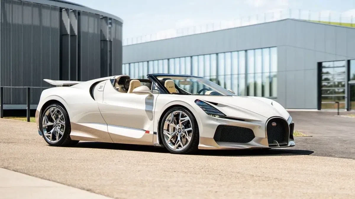 Ушла эпоха: Bugatti собрала последний дорожный гиперкар с W16

Финальным стал последний из 99 родсте