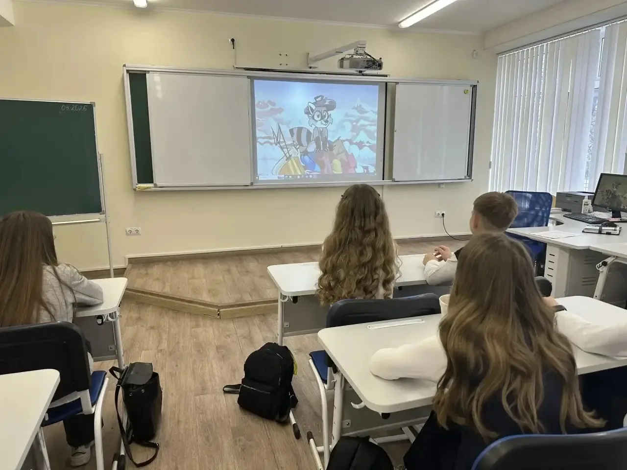 С чего начинается неделя в нашей школе? 🇷🇺  Каждый понедельник в нашей школе - это торжественное и в