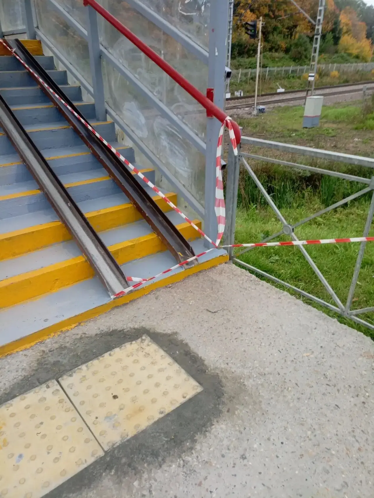 На пешеходном мосту через железнодорожные пути завершились плановые мероприятия по теку...