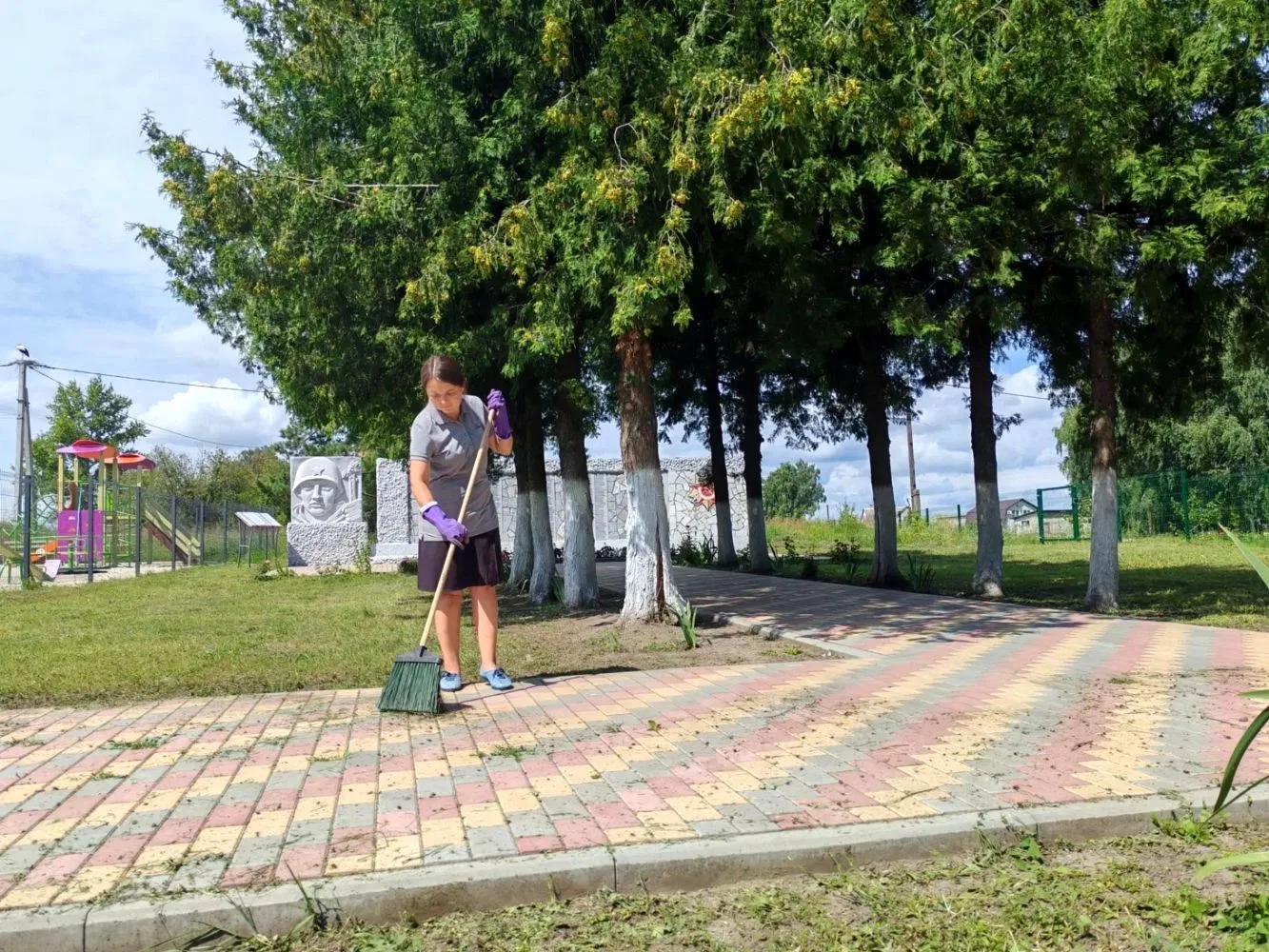 В Глебовском сельсовете прошёл субботник в центре села, где гуляют дети, отдыхают взрослые. Территор