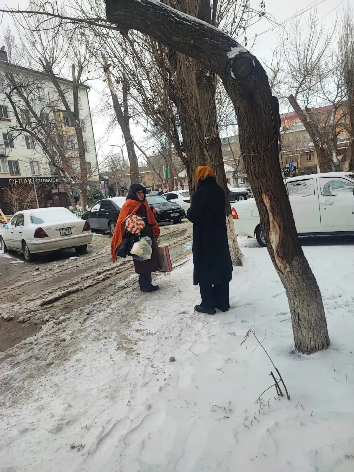 ❗В соцсетях появилось видео с женщиной, вынужденной ночевать во 2-м подъезде дома № 78 ...
