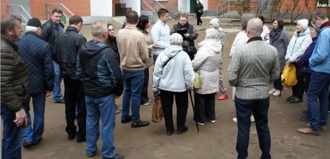 🏠 Во дворе на Южнобутовской обсудили благоустройство территории  Первый заместитель главы управы Южн