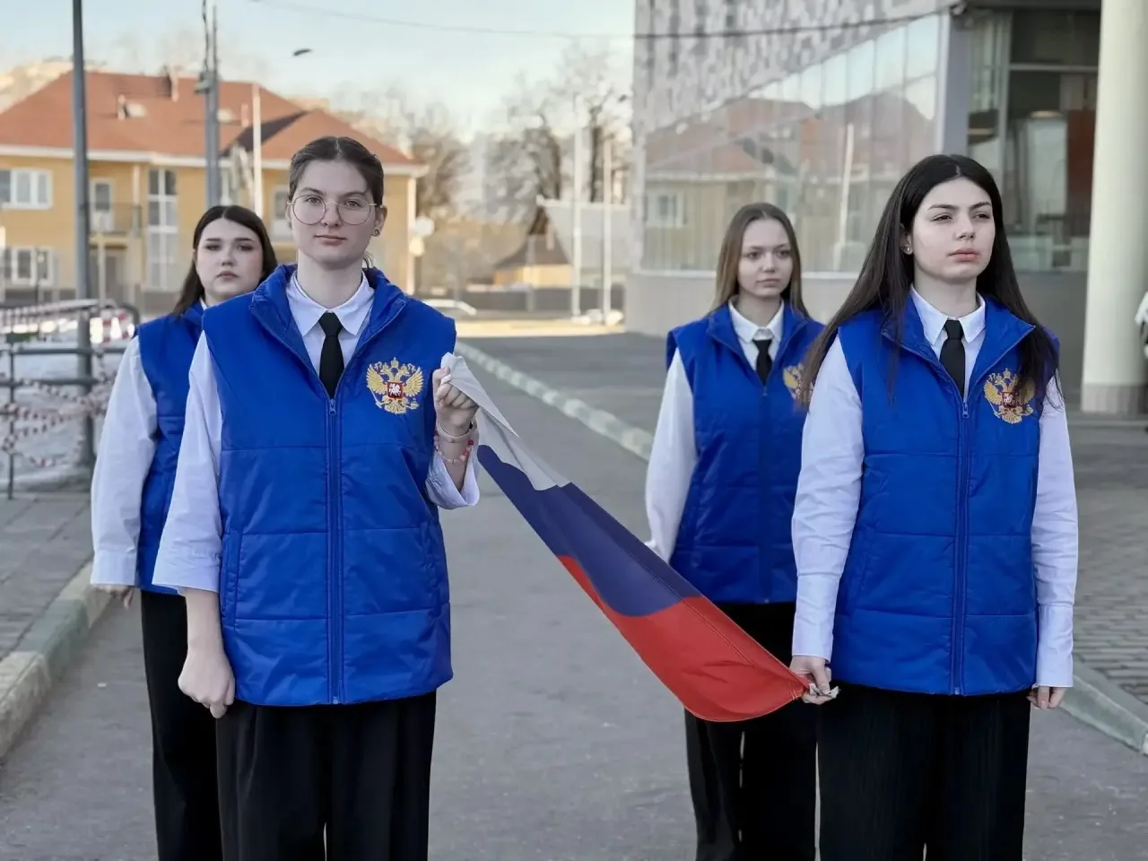 🇷🇺 Равнение на флаг!  Начинаем новую рабочую неделю с торжественной церемонии выноса Государственног