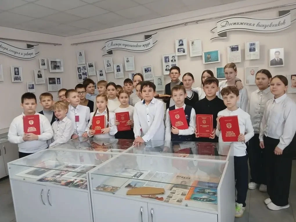 🇷🇺 В школьном музее продолжаются экскурсии, посвящённые Дню защитника Отечества! Экскурсоводы Ксения