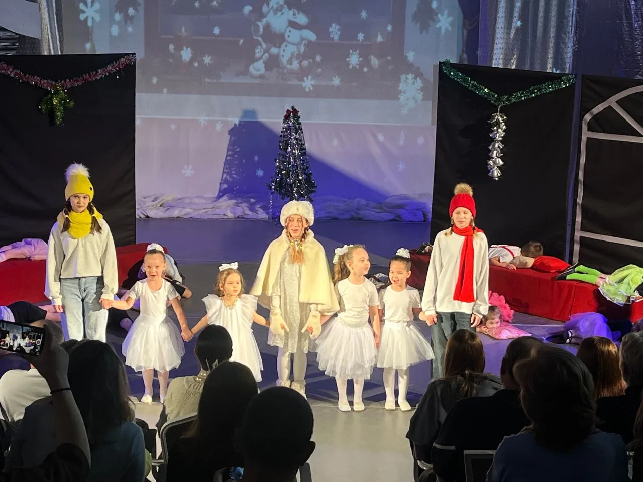 🎄26 декабря Малышкин театрик детской театральной школы им. А. Калягина представил роди...