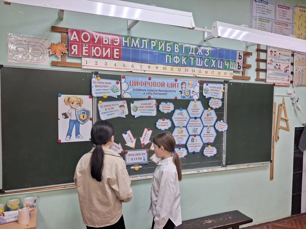 🇷🇺Утро понедельника в нашей школе началось с поднятия флага Российской Федерации и традиционного уро