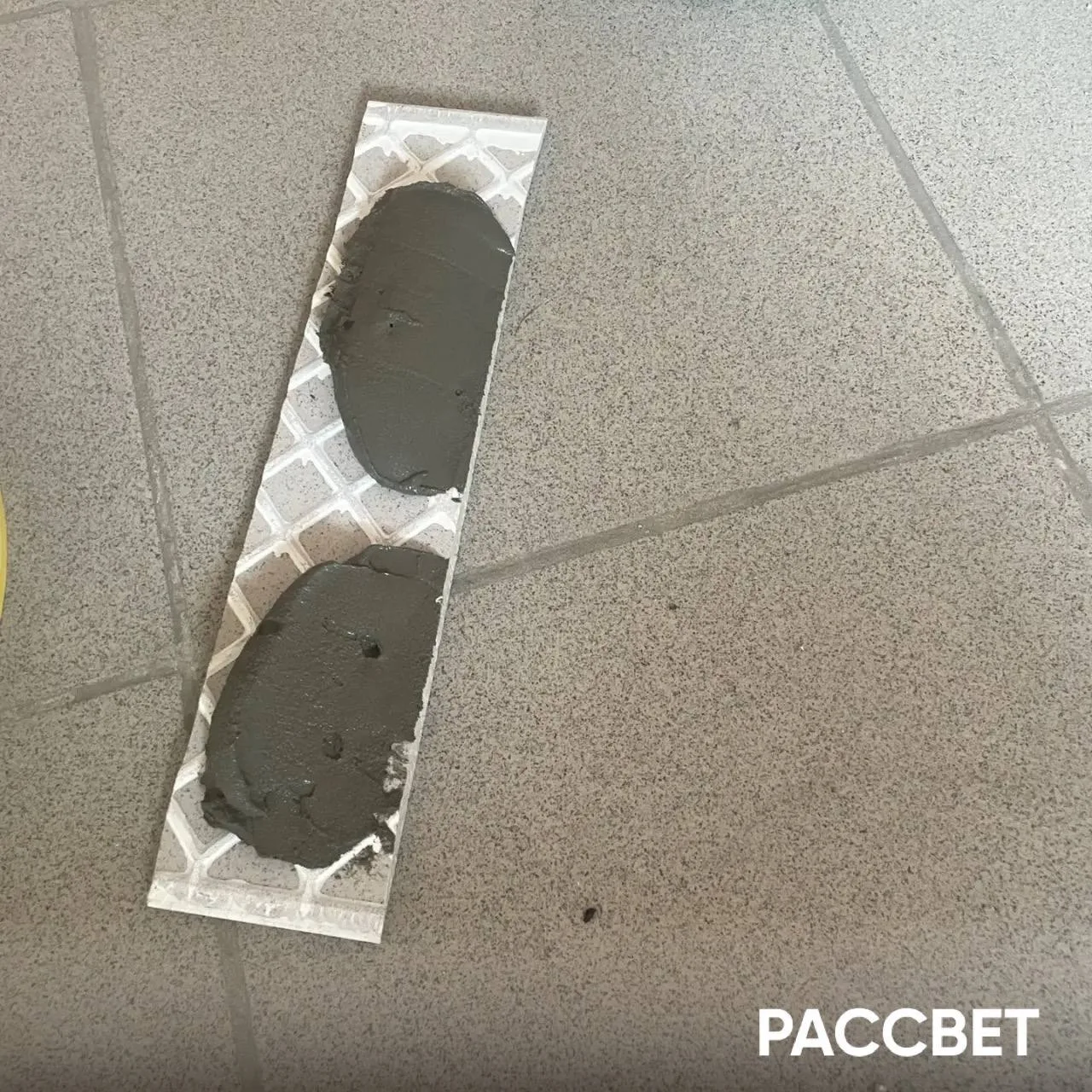 В местах общего пользования ЖК "Рассвет" выполнили локальную реставрацию напольной плитки.
