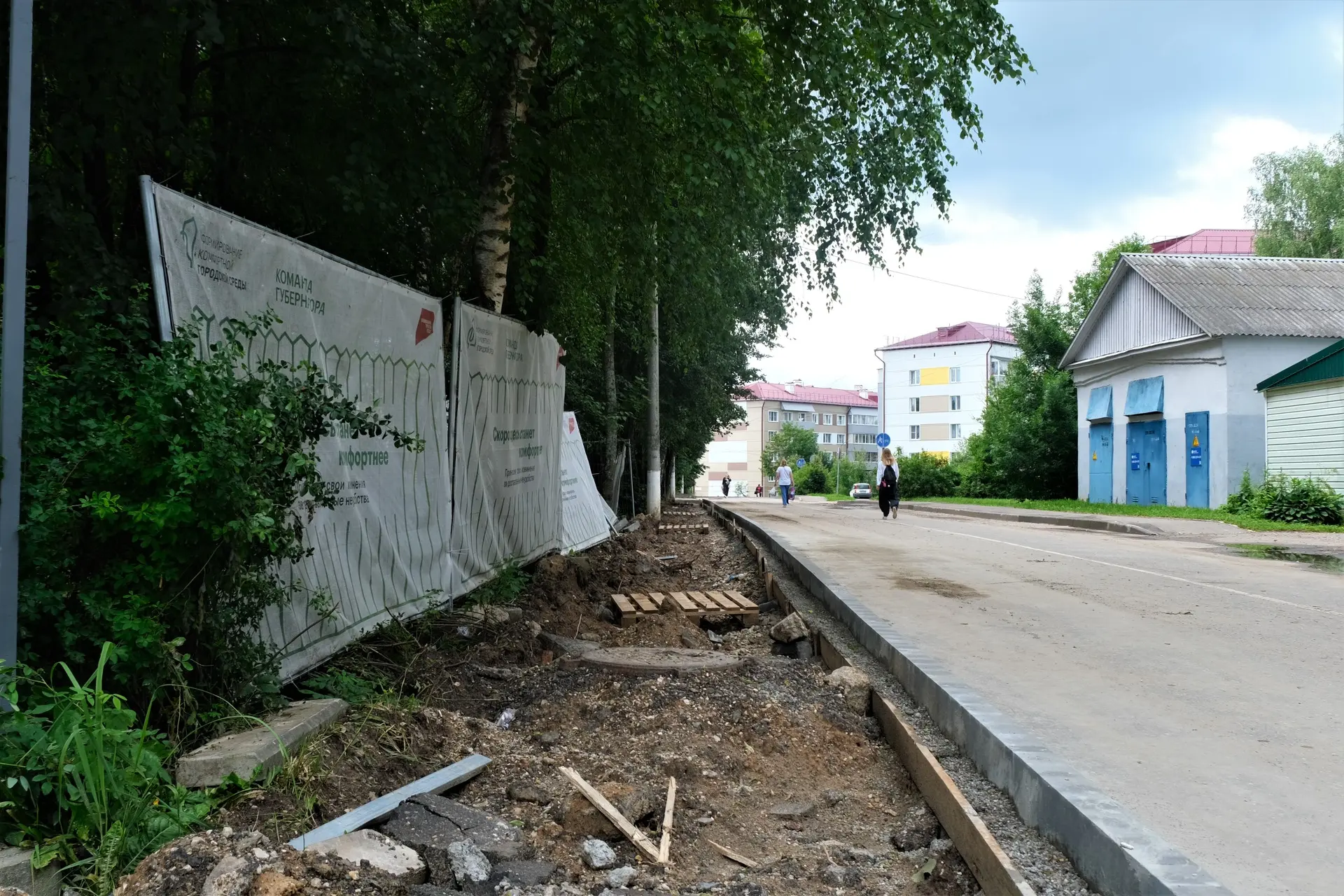 🚧В самом сердце поселка Шаховская продолжает кипеть работа по благоустройству 1-го Советского переу