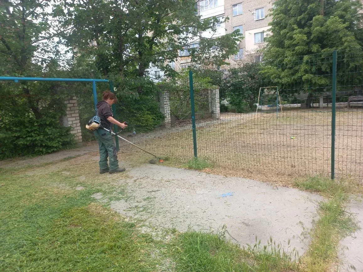 Активисты ТОС «Мечта» покосили траву во дворе многоквартирного дома в центре Каховки  В местное отде