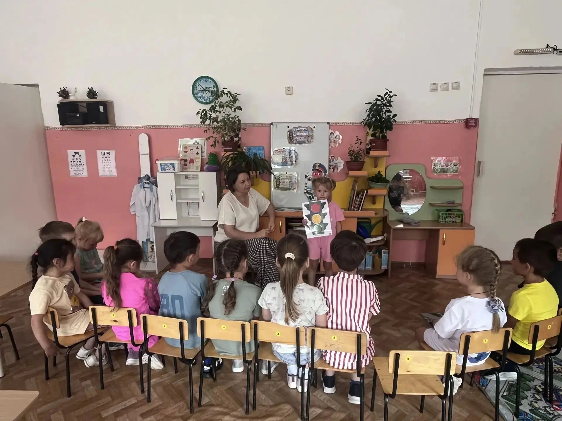 Сегодня в день рождения светофора, воспитатель  старшей  группы устроил для воспитанник...