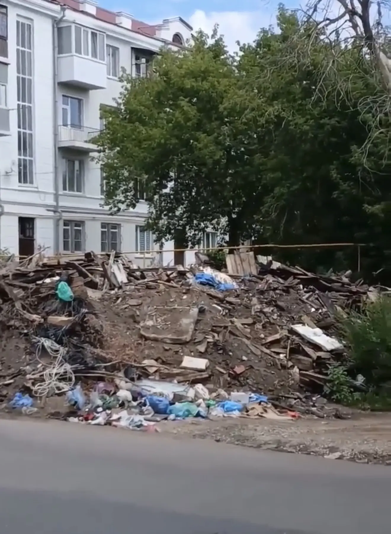 Свалка на Молодогвардейской. 

Какие же виды в центре города 🥰