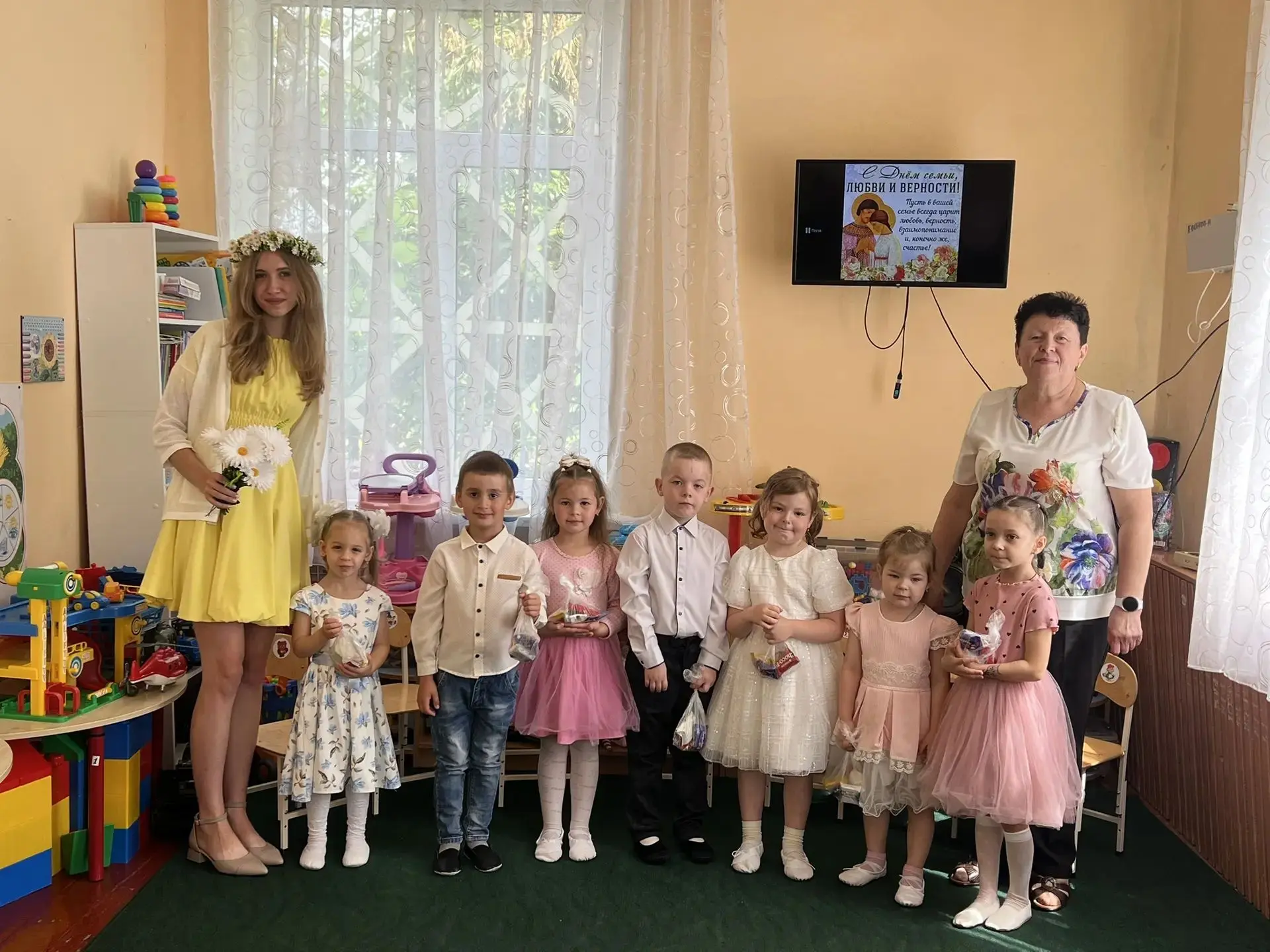 🌸 Поздравляем с одним из самых светлых и тёплых летних праздников — Днём семьи, любви и верности!

