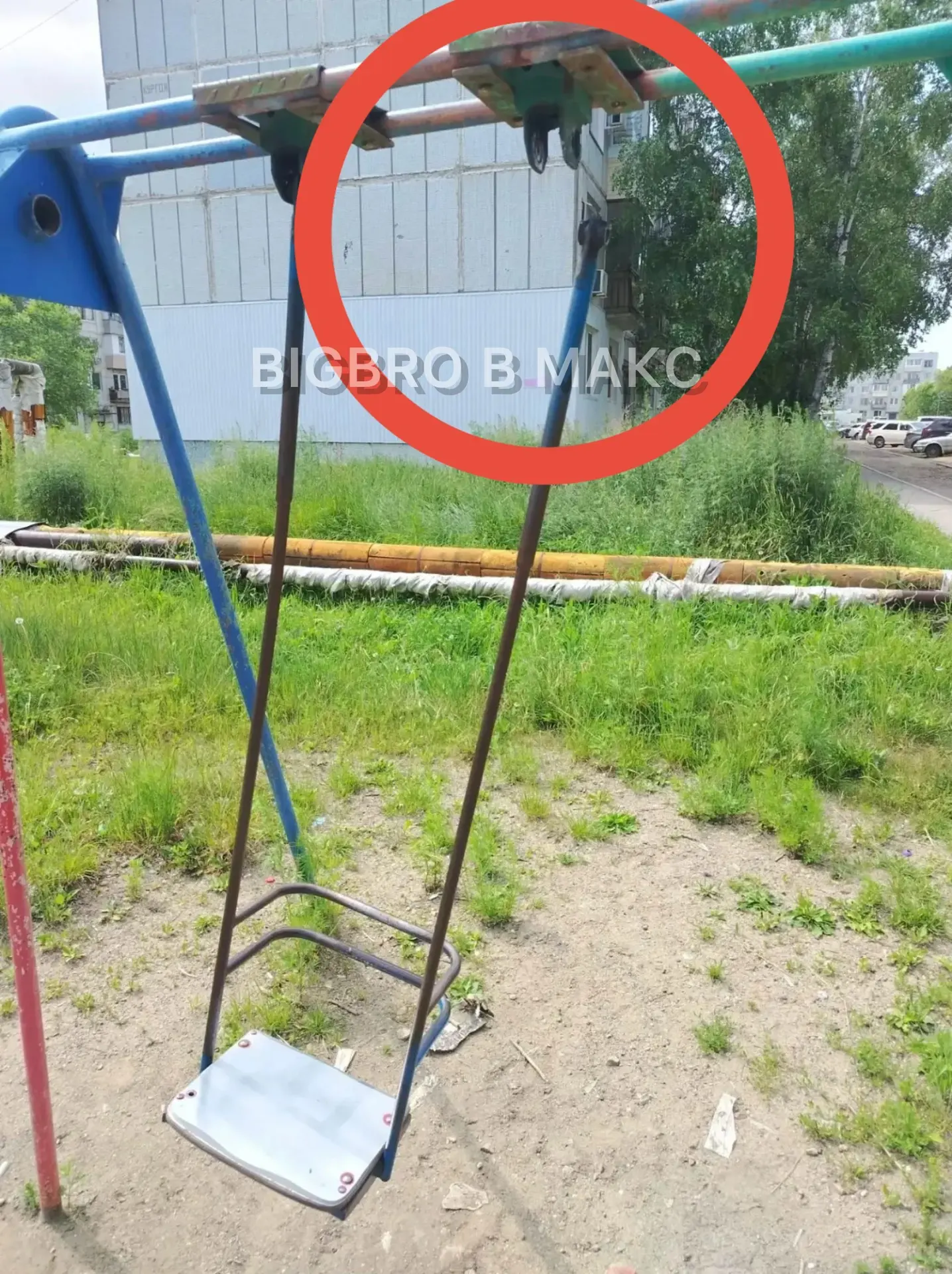 SOS! Наш двор превратился в болото и заброшенную зону

Что происходит во дворе прямо сейчас: 
Вечное