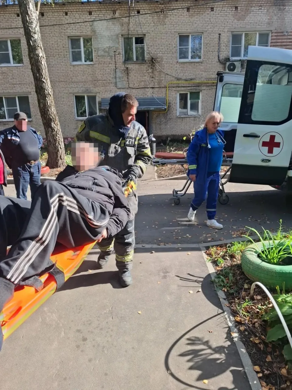 В Ступинском округе спасатели помогли госпитализировать мужчину с переломом шейки бедра