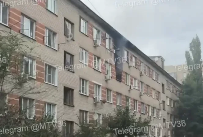 Росгвардейцы помогли спасателям вывести 17 человек из горящего общежития в Воронеже