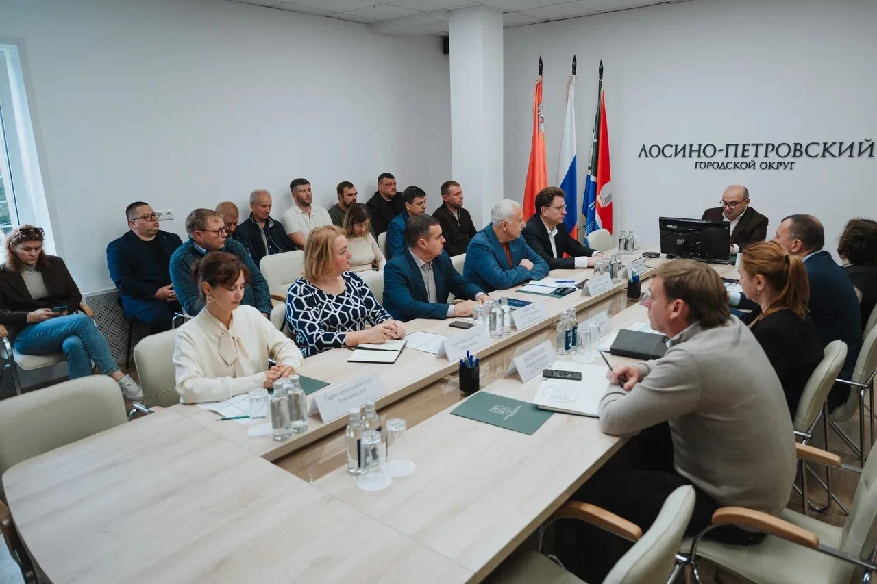 На еженедельном совещании с командой разобрали ряд актуальных вопросов для нашего округа ✅