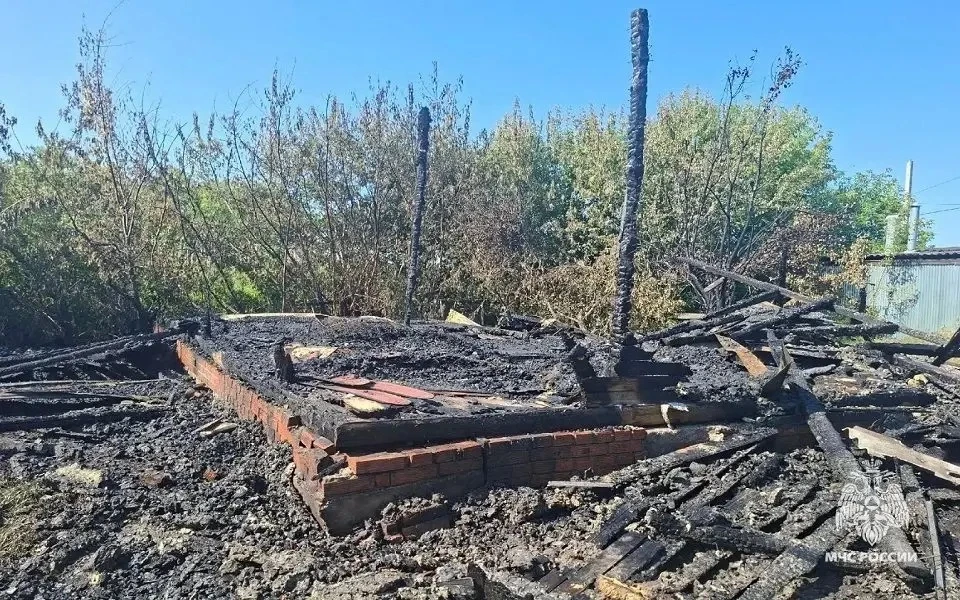 В такую жару с огнем стоит быть осторожнее.