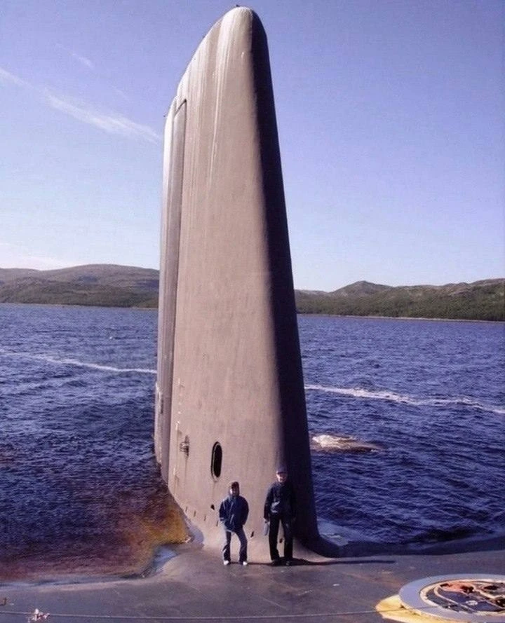 Советская подводная лодка класса "Акула" — это настоящий гигант океанских глубин, симво...