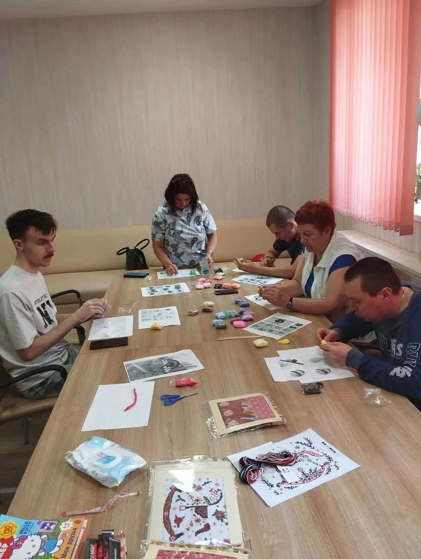 В нашем центре дневного пребывания прошло необычное занятие — арт-терапия с воздушным п...