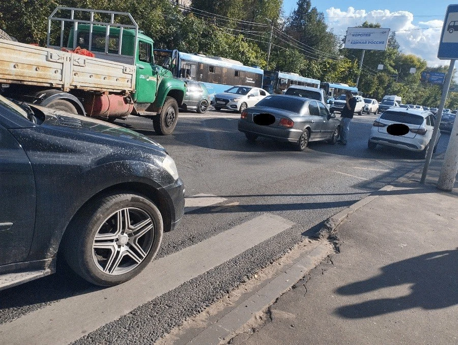 🚗 ДТП у остановки на проспекте Чайковского собирает пробку