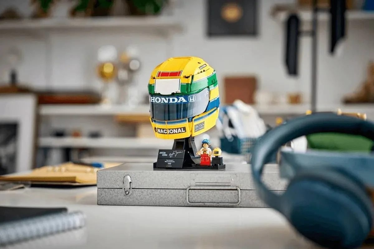 LEGO выпустили легендарный ШЛЕМ Айртона Сенны в трёхцветной раскраске сезона 1️⃣9️⃣8️⃣8...