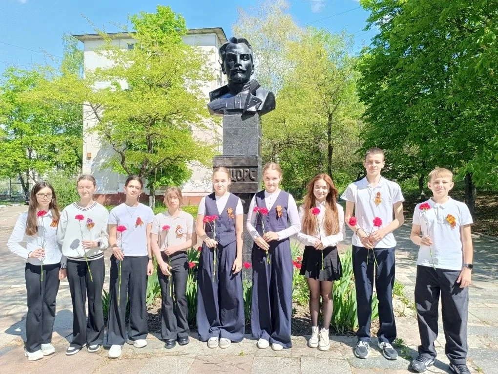 🌷 Память героев: школьники возложили цветы к памятникам в преддверии Дня Победы  8 мая, в преддверии