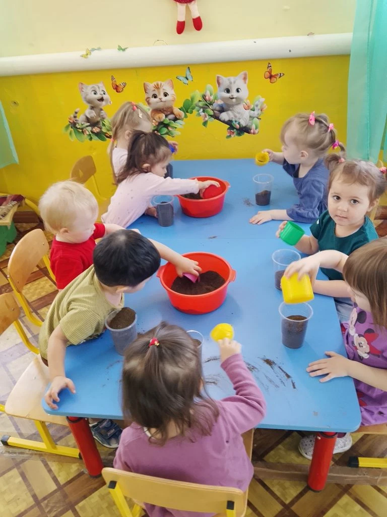 В младшей группе было проведено занятие по посадке лука — эксперимент, который развивае...
