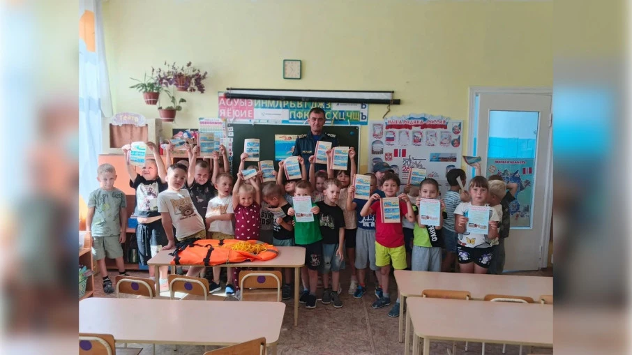 В нашем детском саду прошла встреча для старших дошкольников с Инспектором Черлакского ...