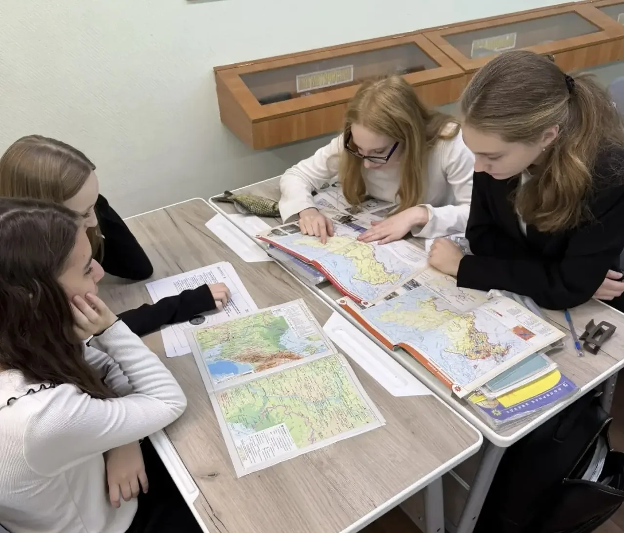 🌍 День географии в школе  География — это удивительная наука, открывающая перед нами мир тайн и зага