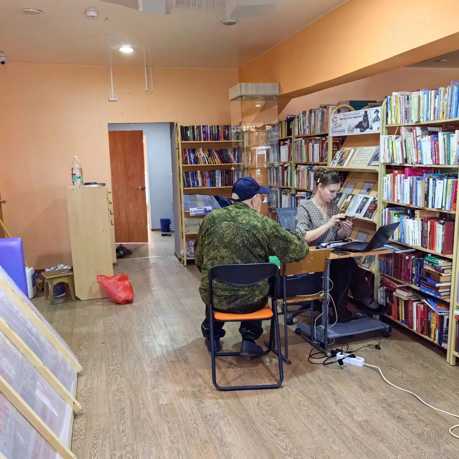 😉Ремонт? Не, не слышали! Вокруг кипит работа, но мы в строю: выдача книг идёт, посетителей обслужив