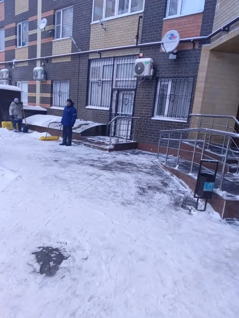 Уважаемые собственники!❄️  С раннего утра управляющая компания выполняет работы по уборке придомовой