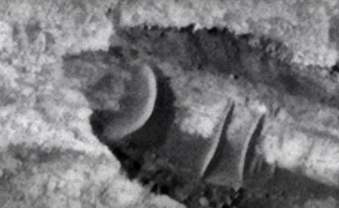 👁Космический аппарат NASA обнаружил странный объект на Марсе.