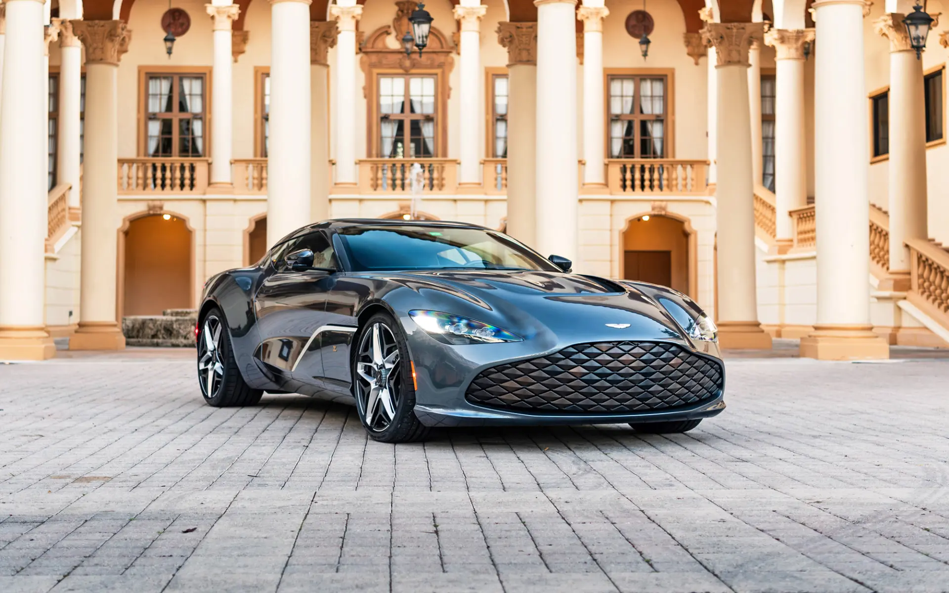 Раздача стиля на уникальном "Aston Martin DBS" от Итальянского кузовного ателье "Zagato".
Один из вс