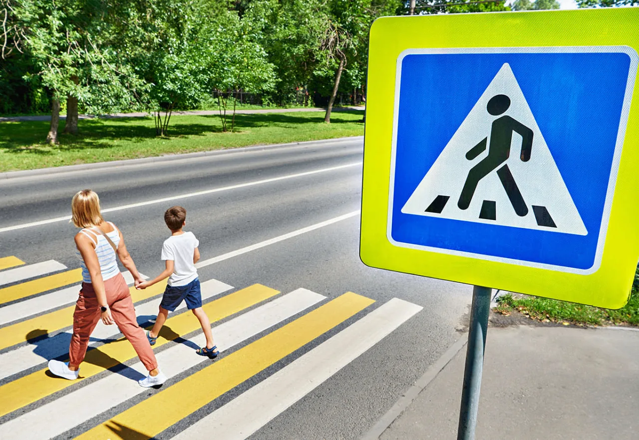 🚶‍♀️ Для пешеходов: 1. Будьте бдительны.   Самокаты и велосипеды на тротуаре могут двигаться быстро 