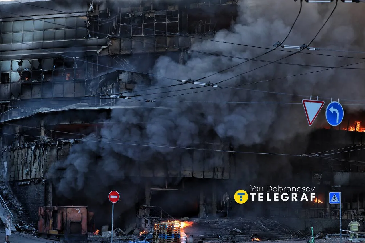 ‼️Уничтожен киевский ТЦ "Квадрат"  Ранее сообщалось, что Украина постоянно прячет производства БПЛА 