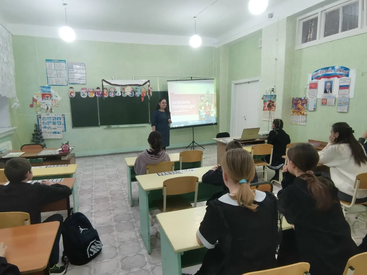 Утро понедельника началось традиционно с поднятия государственного флага Российской Фед...