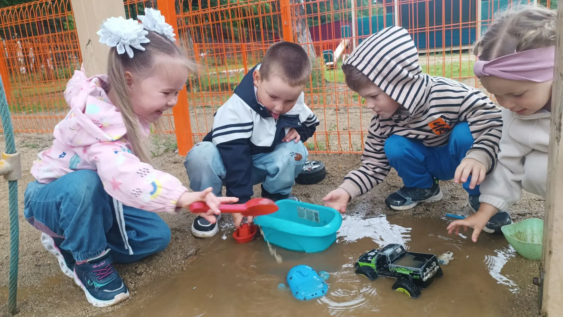 Детство пахнет водой и песком 🌊🧡
Самое лучшее занятие для ребёнка — это когда нет никаких правил. 