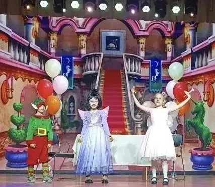 🎭Премьеру спектакля "День радости" показали юные лицедеи

Актеры детского театра «Тренд» села Чигир