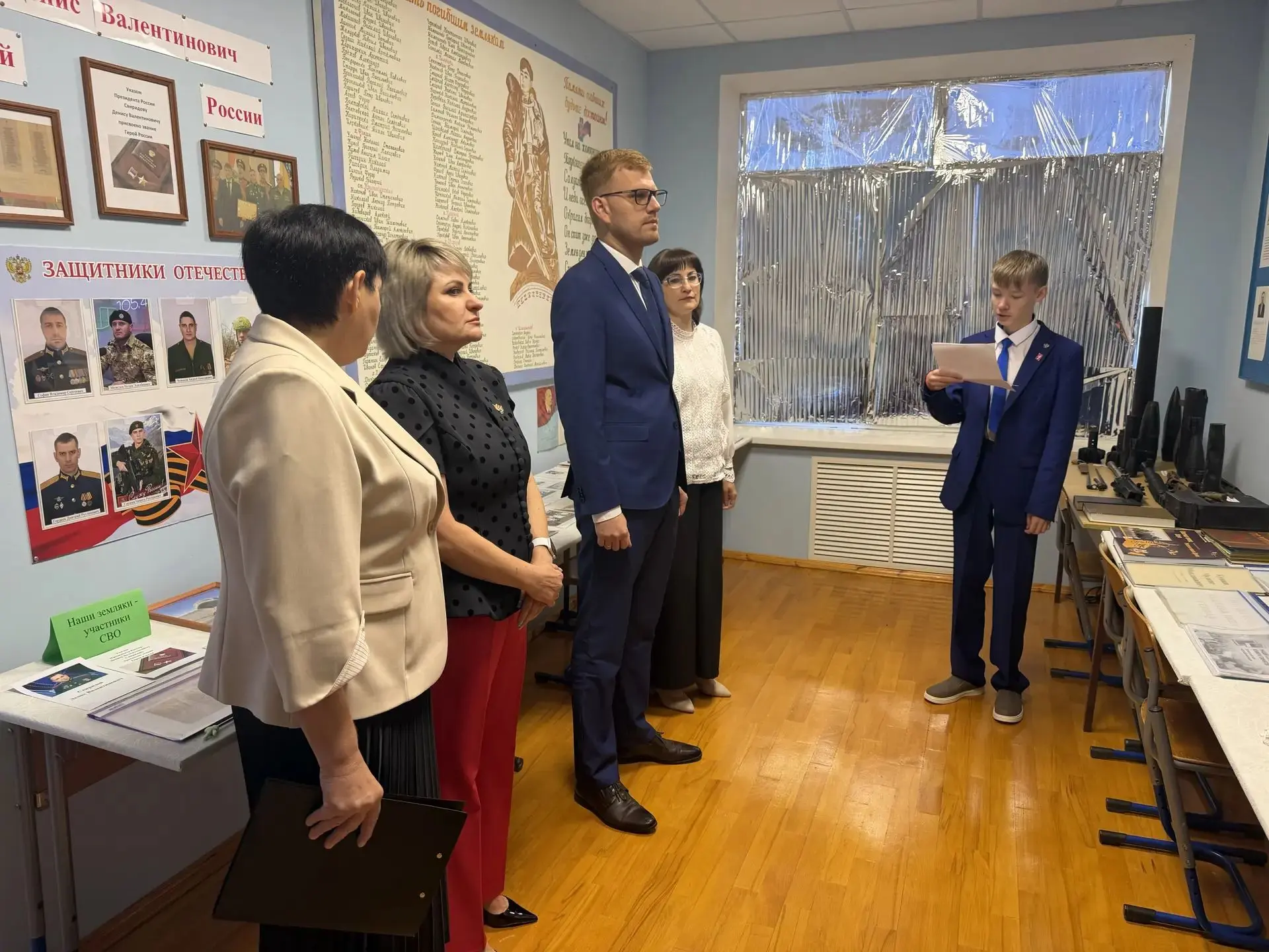 После торжественной линейки,  посвящённой Дню знаний, гости МБОУ "Краснокутская СОШ име...