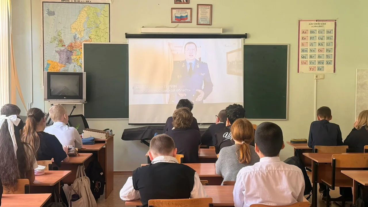 Учащиеся МОУ "СОШ имени Л.М.Доватора" ознакомились с важным выпуском проекта «Прокурор говорит». ✅По