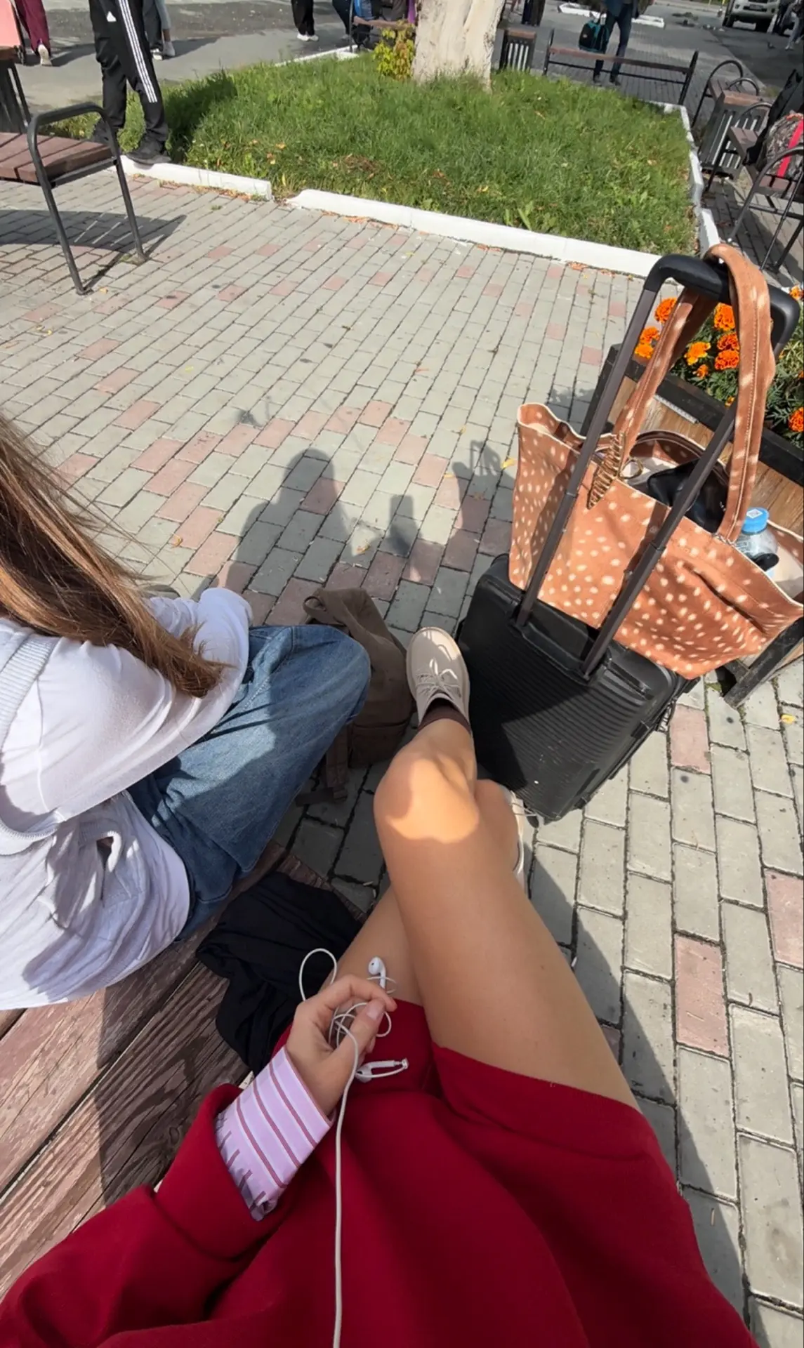 Чей -то батя от радости , что сплавил спиногрыза в лагерь 😅