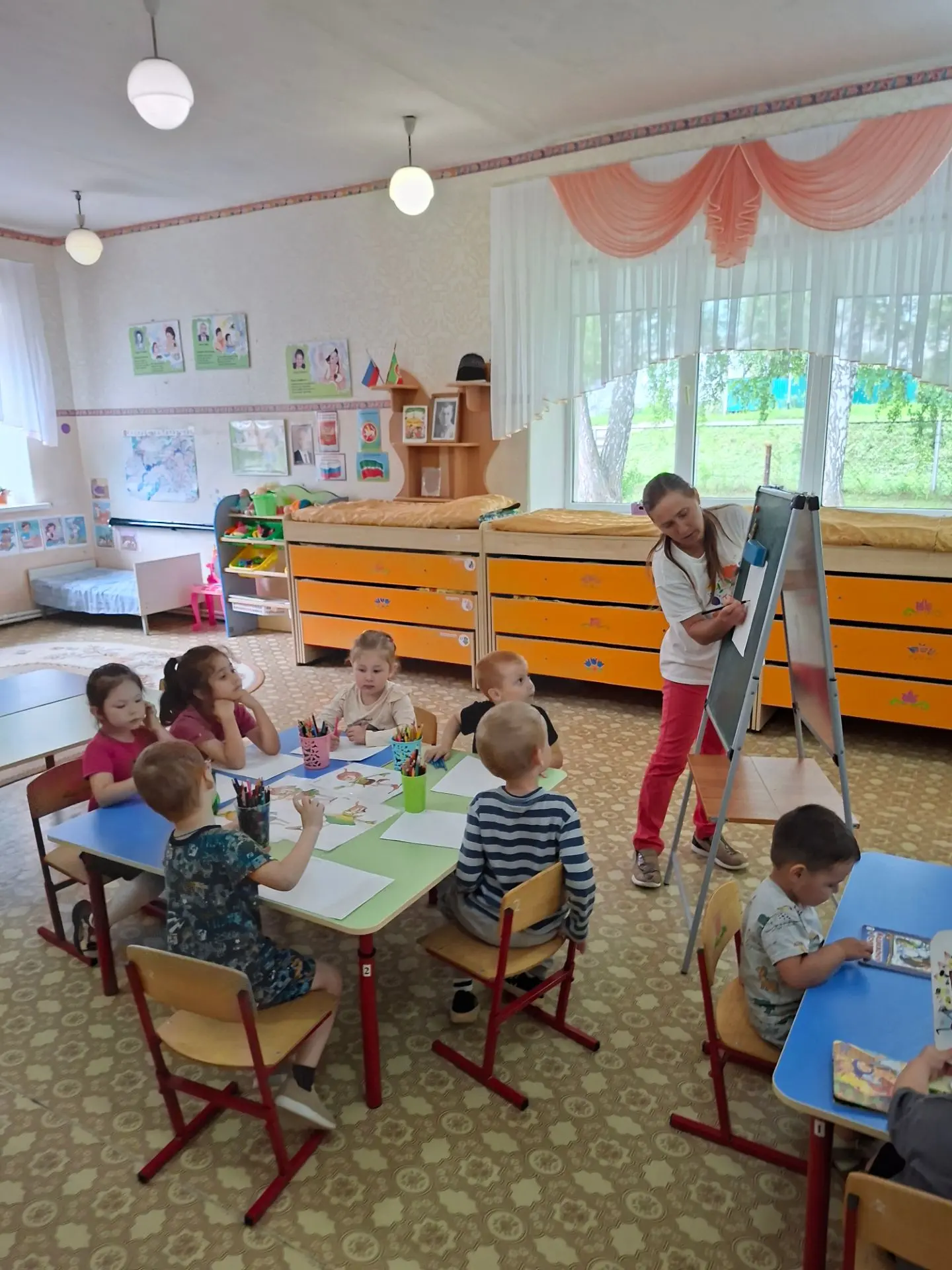 День экологического десанта. Провели беседу о том,  почему нельзя бросать мусор на земл...