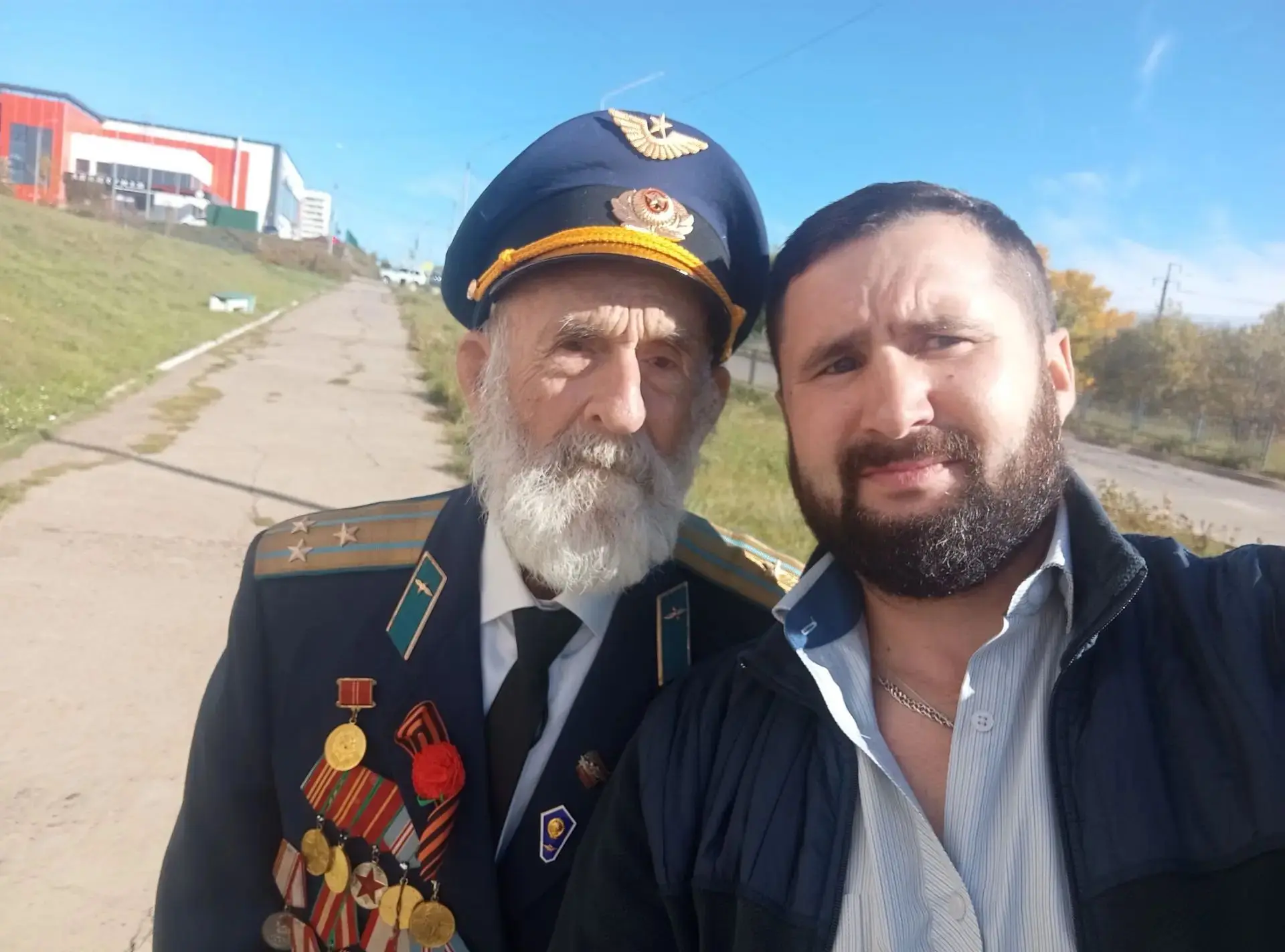 🇷🇺 Сегодня в Кодинске познакомились два патриота разных поколений - ветеран СВО Макси...