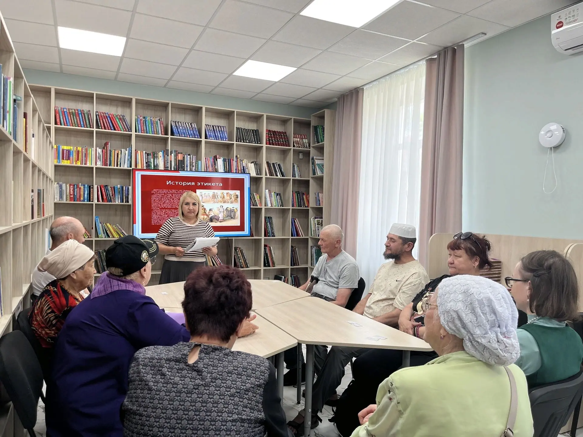 В Центральной библиотеке состоялось заседание клуба «Возрождение» на тему «Азбука этикета». Гульшат 