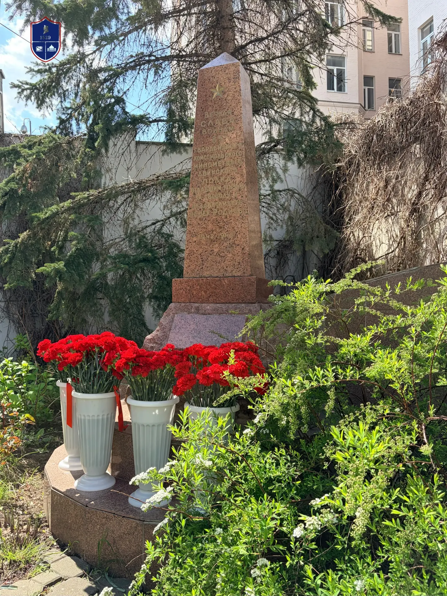 Торжественная линейка. Подвигу народа жить в веках! 🌹  Сегодня в нашей школе прошла торжественная ли