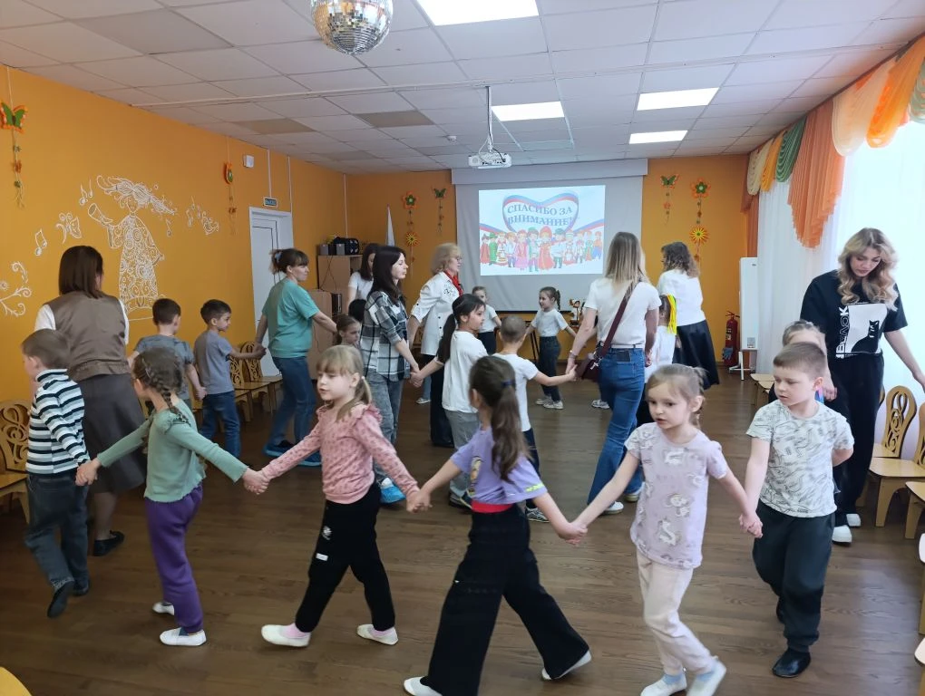 Умные каникулы "Народы России"  Сегодня в "ЦРР -детский сад 140" пришли гости - ребята из 101 и 203 